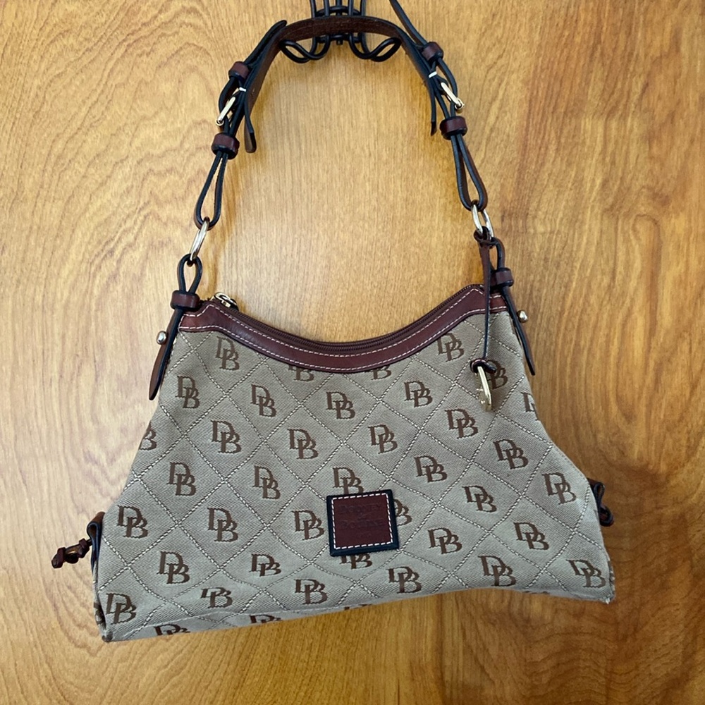 Dooney & Bourke Hand bag!!